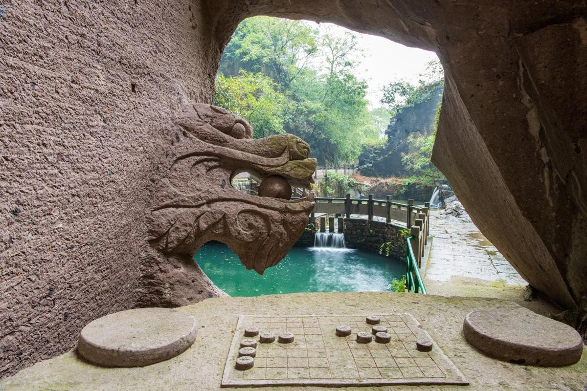 伍山石窟全景